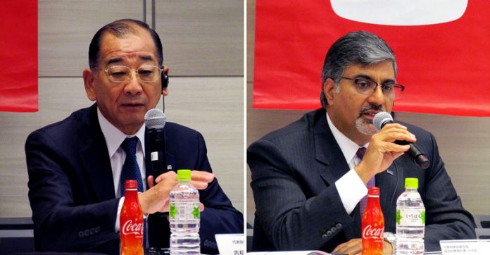 吉松民雄社長㊧とヴィカス・ティク副社長（コカ・コーラボトラーズジャパン）