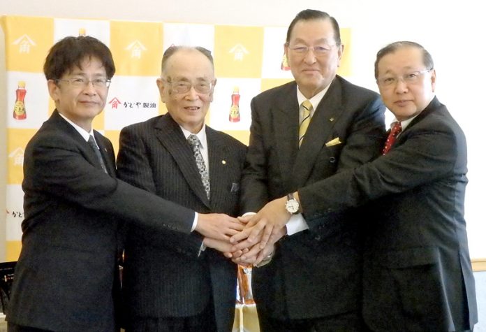 （左から）カタギ食品髙田直幸社長、片木精治相談役、かどや製油小澤二郎社長、馬場宗夫取締役執行役員