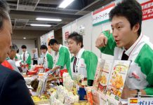 イタリアン健在! 野菜、生ハムが人気 伊料理展「ACCI Gusto2017」 熱心に説明する出展者(ACCI Gusto 2017)