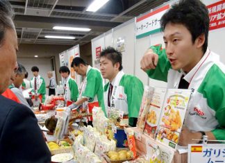 イタリアン健在! 野菜、生ハムが人気 伊料理展「ACCI Gusto2017」 熱心に説明する出展者(ACCI Gusto 2017)