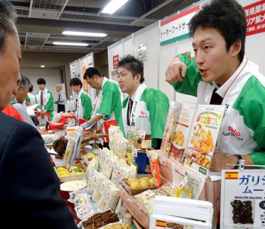 イタリアン健在! 野菜、生ハムが人気 伊料理展「ACCI Gusto2017」 熱心に説明する出展者(ACCI Gusto 2017)