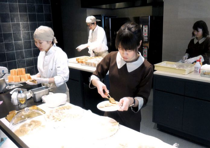 1階工房の様子（上野風月堂本店）