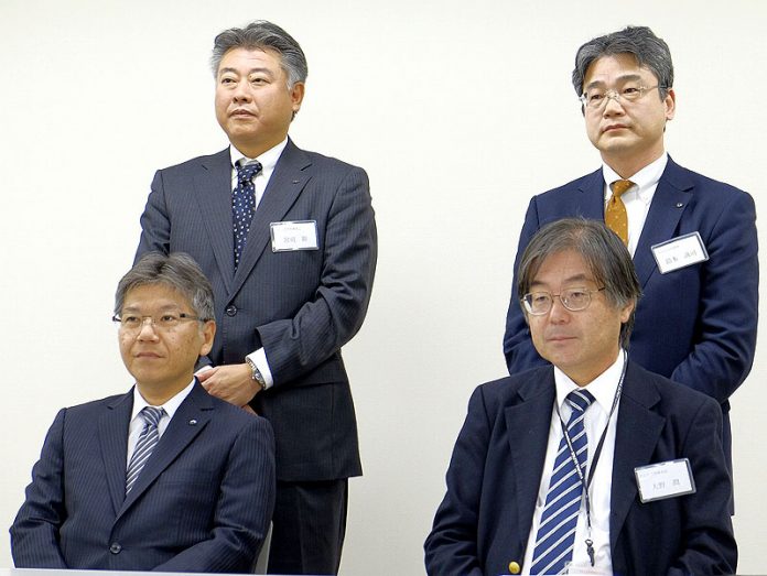（前列左から）久田貴之社長・大野潤常務、（後列左から）宮司裕営業本部長・鈴木誠司常務（ケイエス冷凍食品）