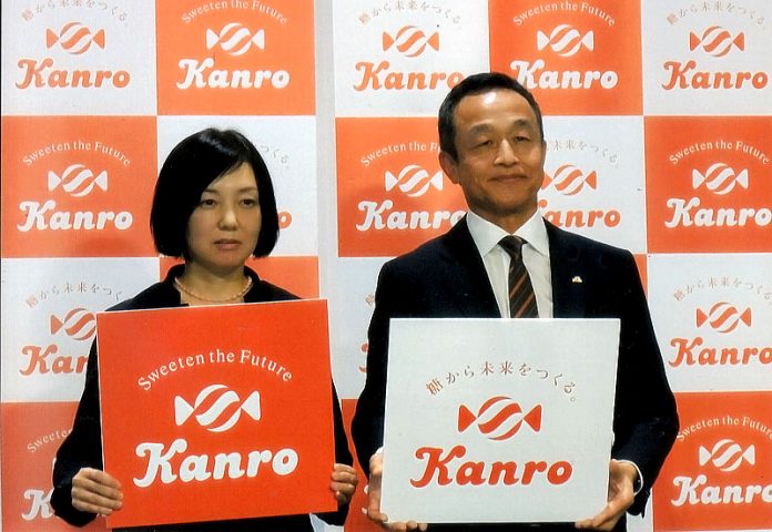 三須和泰社長㊨と新ＣＩプロジェクトマネージャーに就任した内山妙子氏（カンロ）