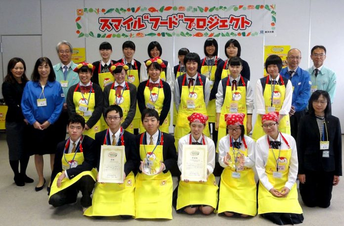 コンテスト挑戦者ら。優勝は青森県立百石高校ｔｒｙ（最前列左３人）　スマイル“フード”プロジェクトｉｎ東北２０１７