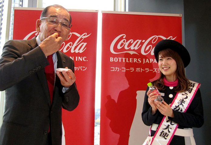 「福岡うまかもん大使」の表敬訪問を受け「あまおう」を頬ばる吉松民雄社長㊧