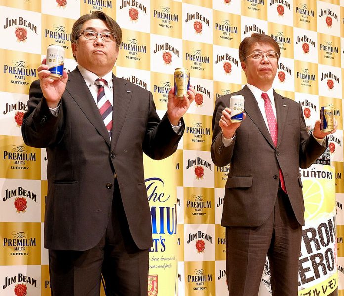 秀島誠吾・ビール商品開発研究部長㊧と山田賢治社長（サントリービール）
