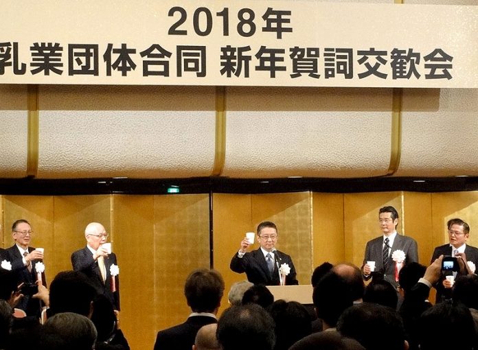 恒例となった牛乳による乾杯（乳業団体合同新年賀詞交歓会）
