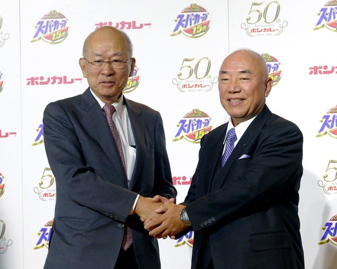戸部貞信社長㊧（大塚食品）とエースコック・村岡寛社長（エースコック）