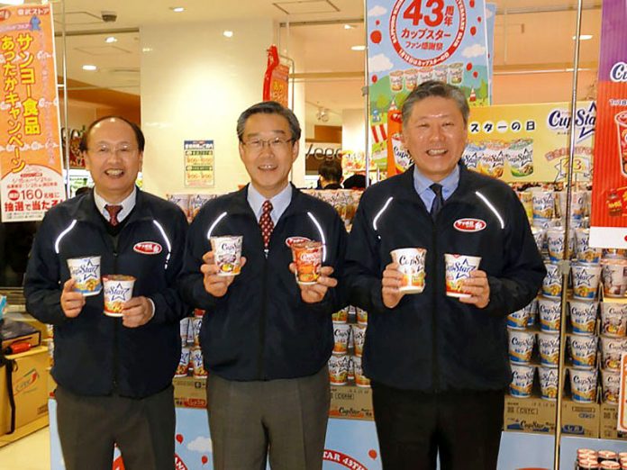 イベントでアピールする水上幸重社長㊨（サンヨー食品販売）ら