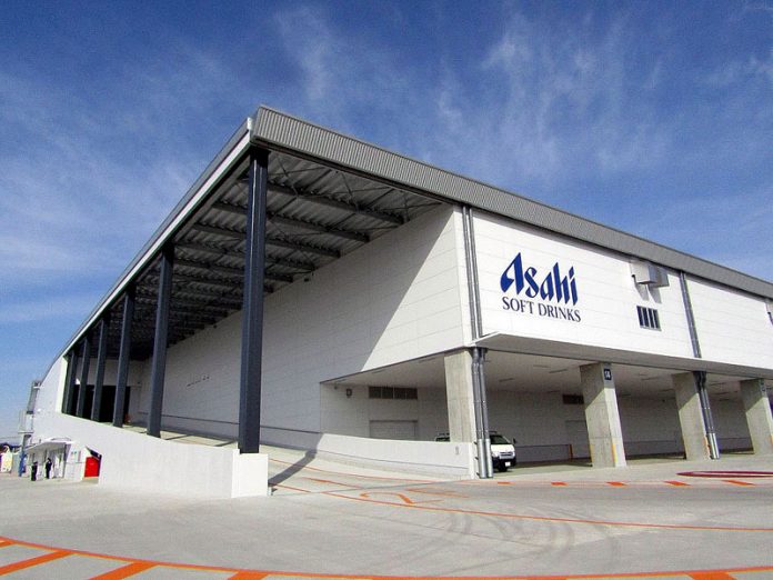 大型車両が２階に乗り入れられる自走式スロープ（左側）も特徴（アサヒ飲料群馬配送センター）