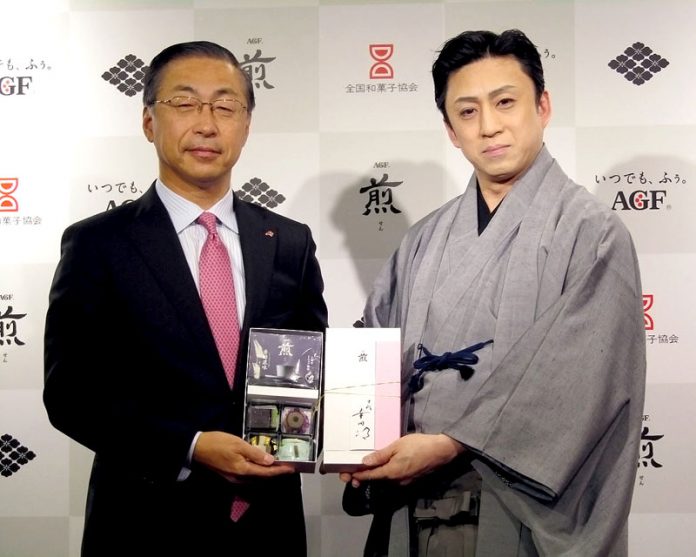 グランプリ作品を持つ品田社長㊧と松本幸四郎さん（歌舞伎と和菓子の出会いコンテスト 味の素ＡＧＦ社）