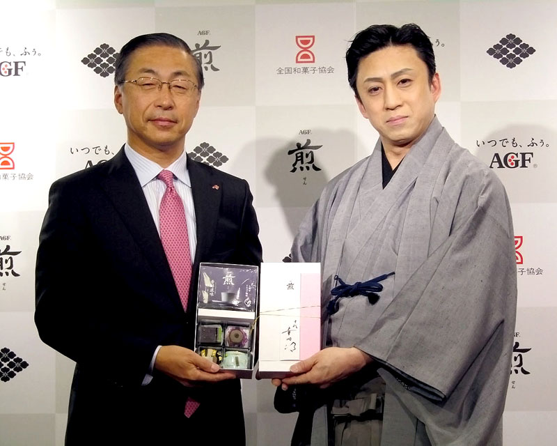 グランプリ作品を持つ品田社長 と松本幸四郎さん 歌舞伎と和菓子の出会いコンテスト 味の素ａｇｆ社 食品新聞 Web版 食品新聞社