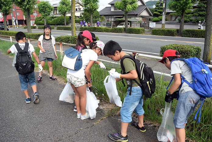 一斉下校時にポイ捨てごみなどを回収分別する（環境美化教育優良校等表彰事業）
