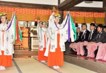 乾麺商戦始まる 市場は下げ止まりムード そうめん商戦の始まりを告げる「卜定祭」(5日、奈良県桜井市の三輪明神大神神社で)