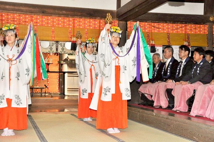 そうめん商戦の始まりを告げる「卜定祭」（５日、奈良県桜井市の三輪明神大神神社で）