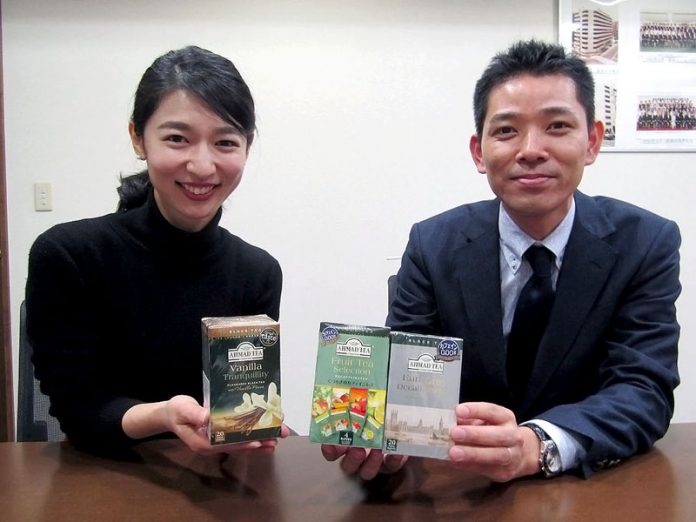 大田香織商品本部主任㊧と小林正直執行役員ＳＣＭ本部本部長（富永貿易）