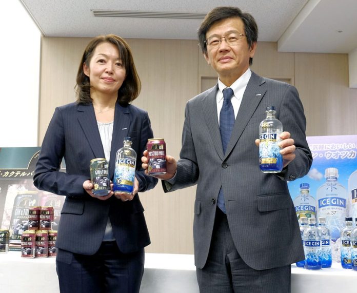 佐藤ＲＴＤ部長㊧と村上悦郎執行役員商品開発研究部長（サントリースピリッツ）