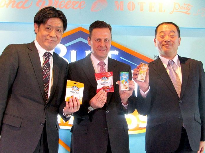 （右から）共同開発したポッカサッポロの大槻洋揮本部長、ブルーダイヤモンドのデール・ディプル　バイスプレジデント、伊藤忠商事の柳原正英部長代行