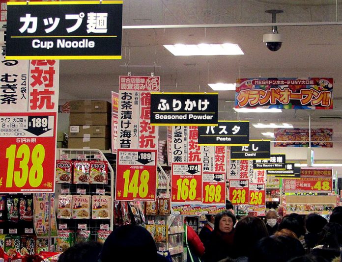 食料品売場では他店徹底対抗のプライシングが並ぶ（ＭＥＧＡドン・キホーテＵＮＹ大口店）
