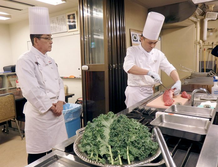 ヒレ肉を店内で加工（ロイヤルホスト）