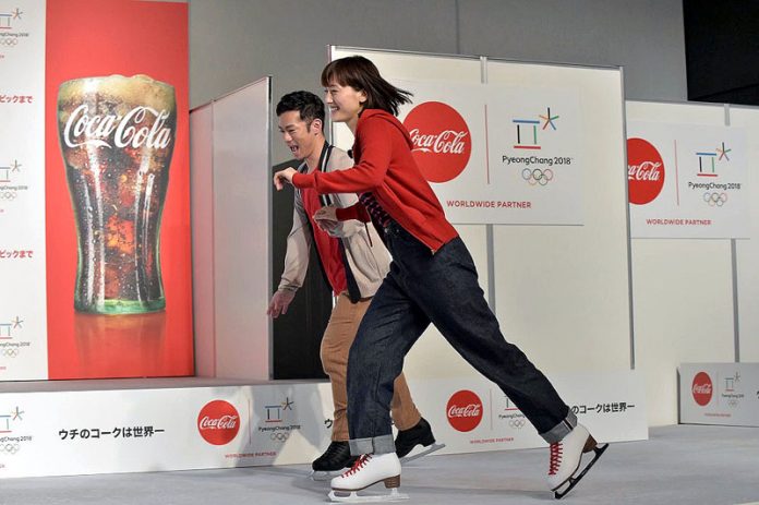 平昌冬季オリンピックの応援キャンペーンＰＲイベントに登場した綾瀬はるかさん㊨とフィギュアスケート元世界王者の髙橋大輔さん