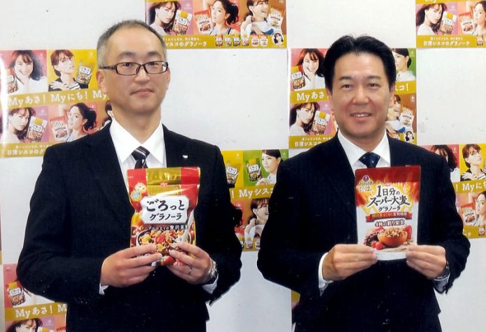 森河洋一取締役部長㊧と豊留昭浩社長（日清シスコ）