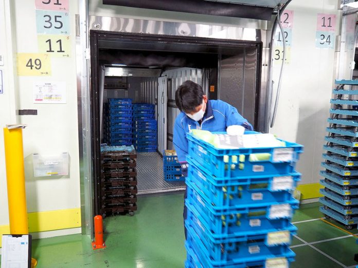 三菱食品の川崎チルドＣＤＣ。朝に座間のセンターで仕分けされた「ロピック」商品が集約され、一般商品とともに各店舗に配送される。（ローソン フレッシュ ピック）