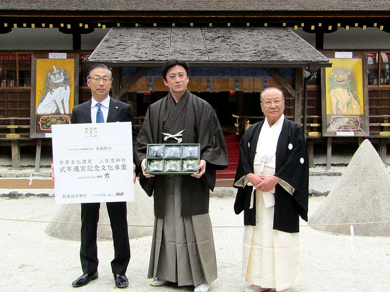 左から立砂前で記念撮影する品田英明社長松本幸四郎さん田中安比呂宮司 (左から)立砂前で記念撮影する品田英明社長、松本幸四郎さん、田中安比呂宮司