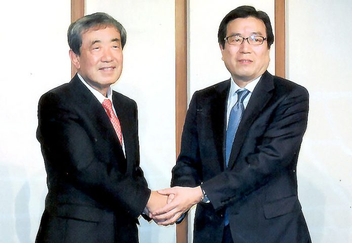 松本晃会長㊧と伊藤秀二社長（カルビー）