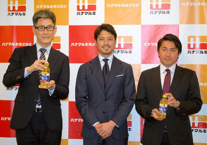 三者が協力し、スポーツパフォーマンスへの効果を研究する（左から、平田マーケティング部部長、鈴木ＡｕＢ社長、保科光作慶應義塾体育会競走部コーチ）