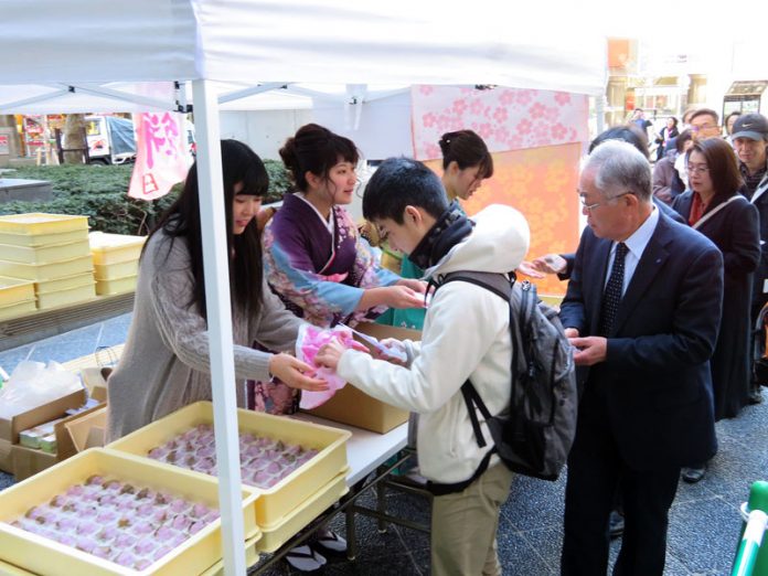 桜イベントで桜餅を配布（栄ミナミ早咲き桜まつり）