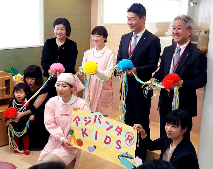 テープカットの様子（後列右が西井孝明 味の素社長）