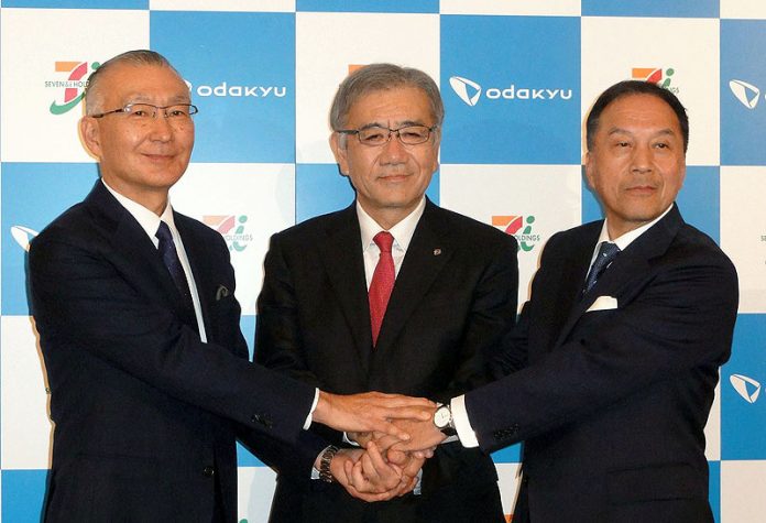 （左から）藤波教信 小田急商事社長、井阪隆一 セブン＆アイ・ホールディングス社長、星野晃司 小田急電鉄社長