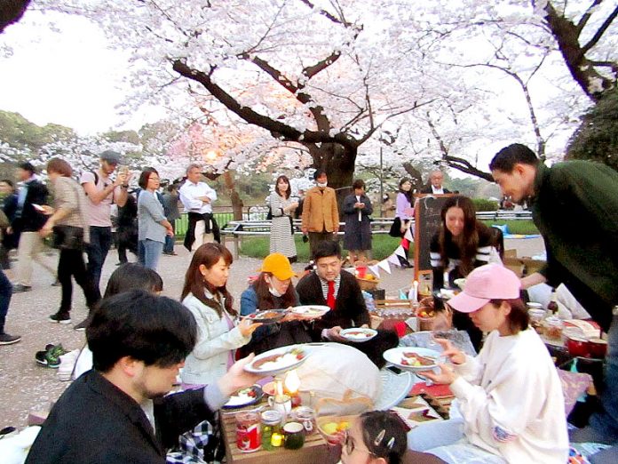 「ボンカレーＧＲＡＮ」を味わうインフルエンサーら（千鳥ヶ淵公園 大塚食品）