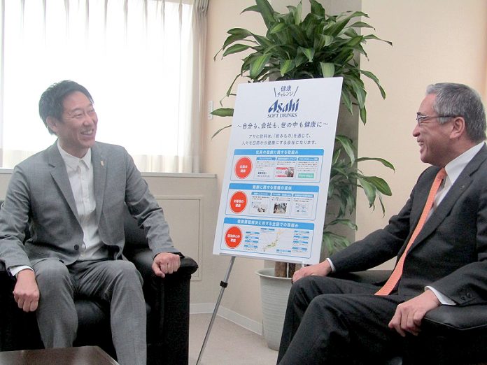 歓談した岸上克彦社長（右 アサヒ飲料）と鈴木大地長官（スポーツ庁）