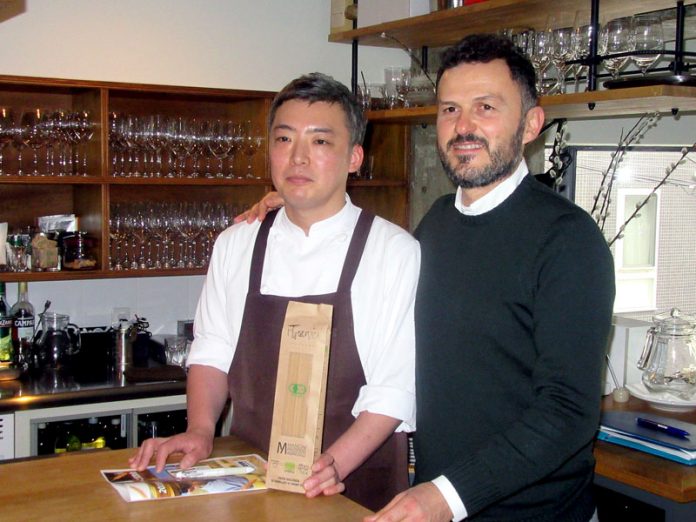 菅原淳シェフ㊧（ｓｕｇａｈａｒａ）とマッシモ・マンチーニ氏（マンチーニ）