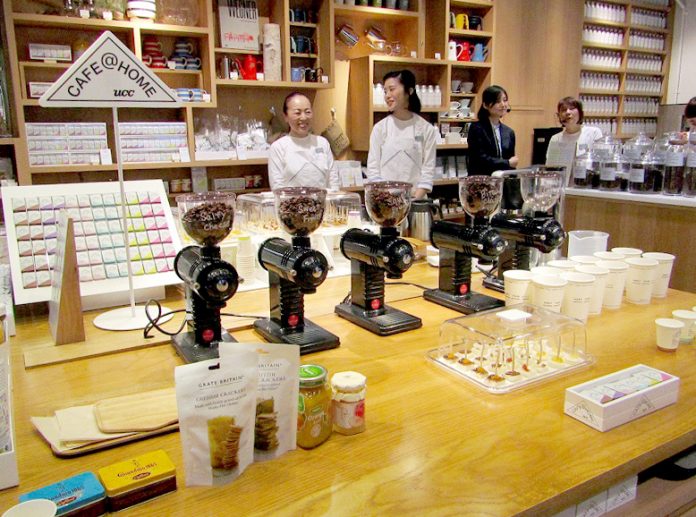 「ＣＯＦＦＥＥ　ＳＴＹＬＥ　ＵＣＣ」では試飲と試食を随時行っている。白い服・エプロンを纏った「コーヒースタイリスト」が接客する