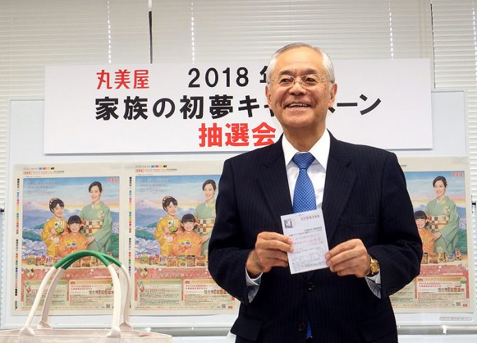 抽選する阿部豊太郎社長（丸美屋食品
