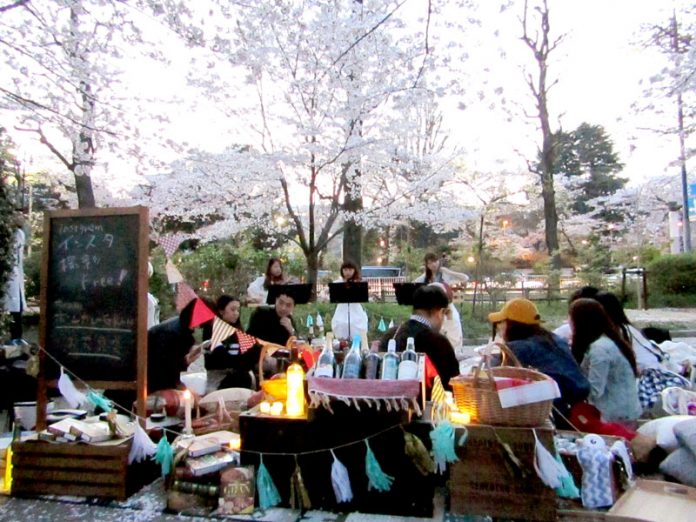 春到来で外出機会が多くなり需要も高まる（写真は大塚食品が行った花見会）