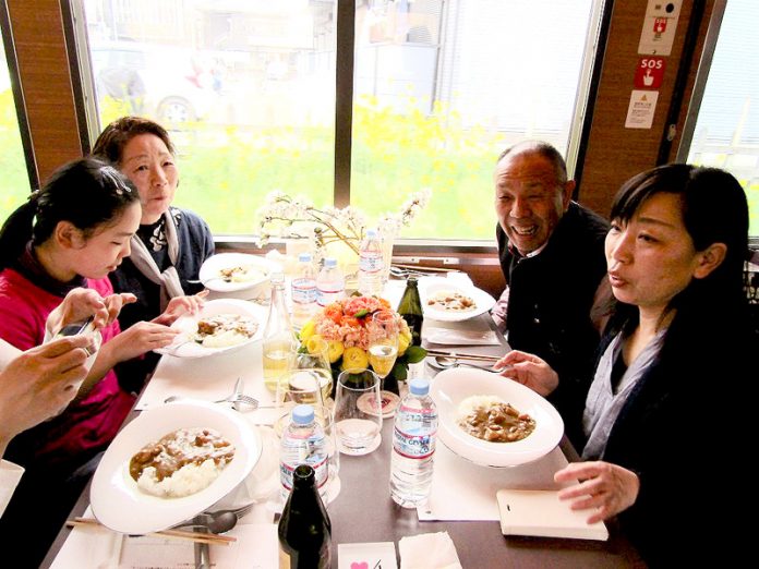 特別列車で家族がテーブルを囲み食べているのは「ボンカレー５０」（大塚食品×西武鉄道）