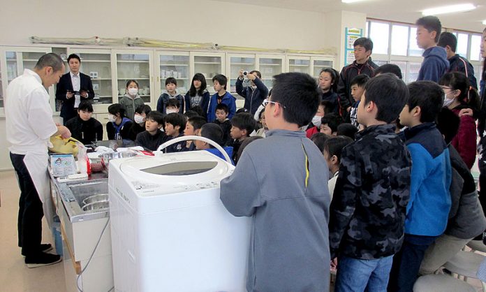 調理の様子を見守る生徒たち（東風小学校／和食給食応援団）