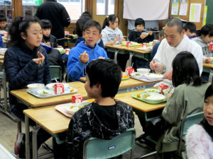 和食給食を楽しむ生徒ら