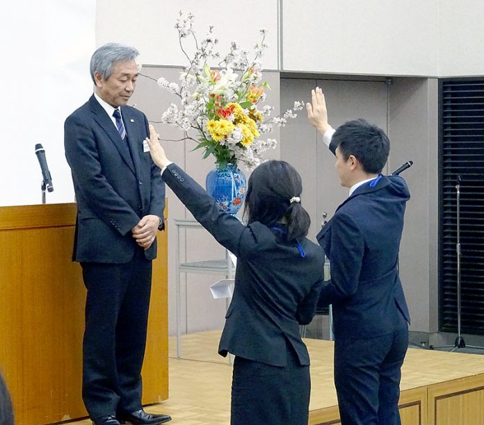 寺田直行社長を前に宣誓する新入社員代表（カゴメ）