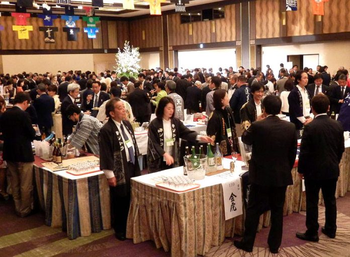 約９００人が来場し賑わった（第二十三回　日本のお酒を味わう会～名古屋城夜桜風情～）