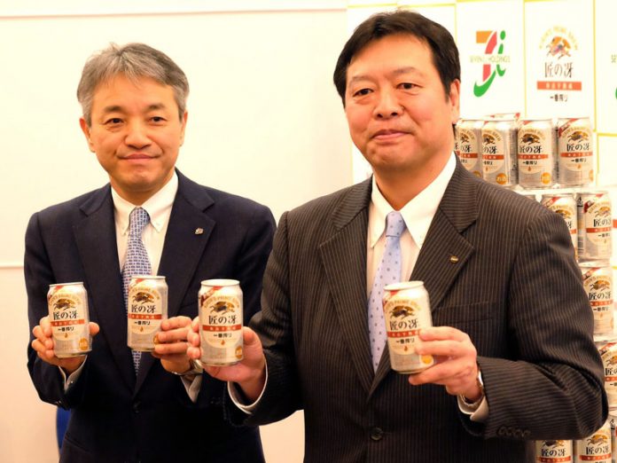 （左から）石橋誠一郎商品本部長（セブン―イレブン・ジャパン）、石田明文マーケティング本部長（キリンビール）