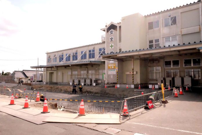 新ラインが入った古川工場の第一工場。手前では自動倉庫も建設中（シマダヤ）
