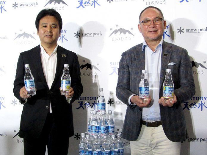 沖中直人事業部長（写真㊧ サントリー食品インターナショナル）と山井太社長（スノーピーク 同㊨）（サントリー天然水×スノーピーク）