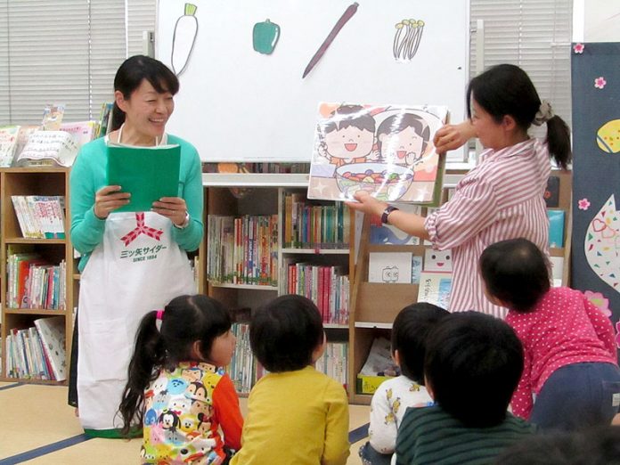 未就学児らに読み聞かせ（足立区子育てサロン北鹿浜「三ツ矢サイダー」食育イベント）