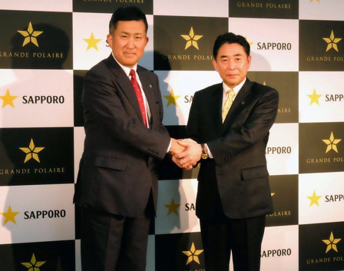 髙島英也社長（㊧ サッポロビール）と北斗市の池田達雄市長